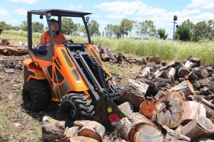 The articulated mini loader, equipped with a telescopic boom and pallet forks, offers a huge range of capabilities, from maneuvering mini loaders in tight spaces to efficiently handling tasks with stump grinders.